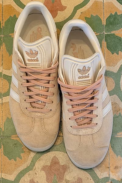 Scarpe da ginnastica Adidas Gazelle in pelle scamosciata by Adidas — pre-loved on Thrifted.mt