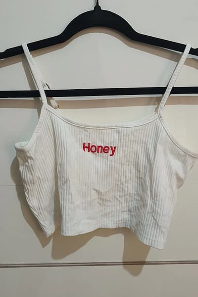 Top curto «Honey» branco com nervuras — pre-loved on Thrifted.mt