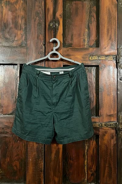 Pantaloncini sartoriali a pieghe verde scuro by St. Michael Marks & Spencer — pre-loved on Thrifted.mt
