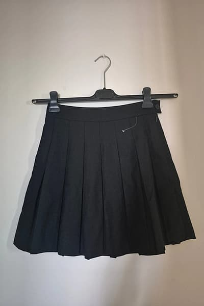 Minifalda plisada negra by Kiabi — pre-loved on Thrifted.mt