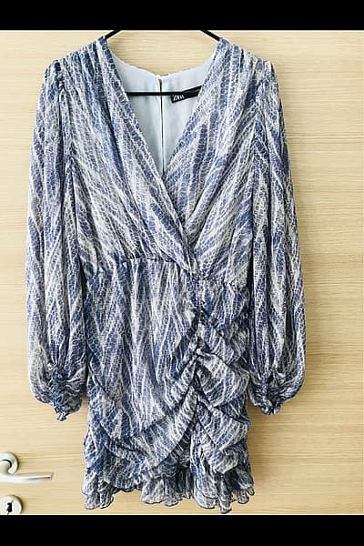 Vestido mini estampado con fruncidos de Zara by Zara — pre-loved on Thrifted.mt
