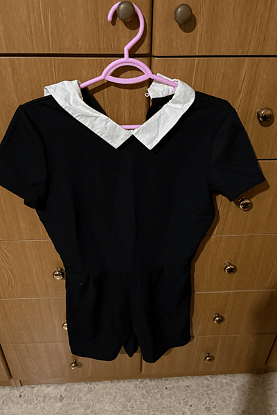 Tuta con maniche corte e colletto a contrasto — pre-loved on Thrifted.mt