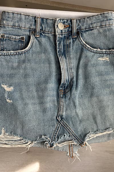 Dbielet tad-Denim b'Ħasil Ċar Imkisser by Zara — pre-loved on Thrifted.mt