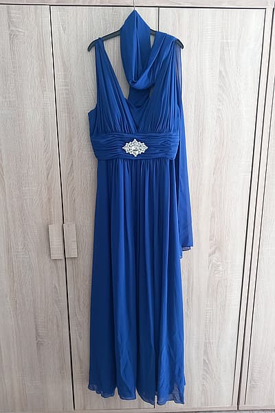 Abito da sera lungo blu con decorazioni by Goya London — pre-loved on Thrifted.mt