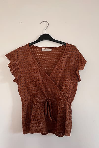 Top avvolgente marrone con effetto testurizzato by Promod — pre-loved on Thrifted.mt