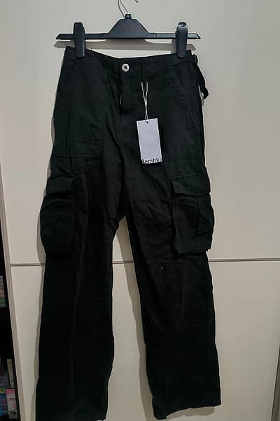 Qalziet Dritti Iswed tal-Kargo Bershka by Bershka — pre-loved on Thrifted.mt