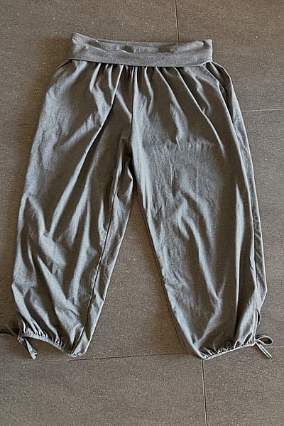 Pantaloni da jogging grigi, dalla vestibilità ampia e dal taglio corto — pre-loved on Thrifted.mt