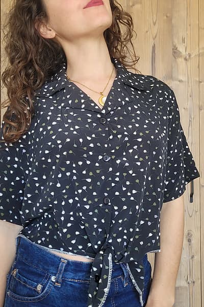 Camicetta a maniche corte con motivi e bottoni — pre-loved on Thrifted.mt