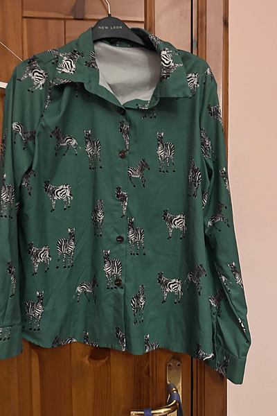 Camicia con bottoni a stampa zebrata verde by SHEIN — pre-loved on Thrifted.mt