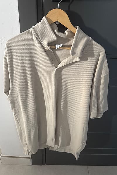 Polo beige a costine by Zara  — pre-loved on Thrifted.mt
