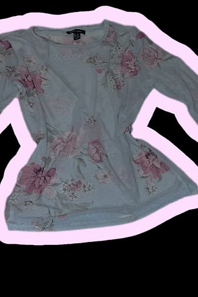 Top b'kmiem twal b'malja u fjuri ta' New Look by New Look — pre-loved on Thrifted.mt