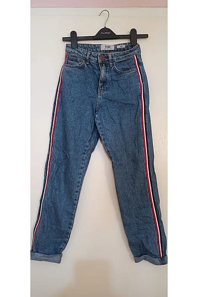 Jeans Tori Mom di New Look con righe rosse, bianche e blu (taglia UK 6, EU 34) by New Look — pre-loved on Thrifted.mt