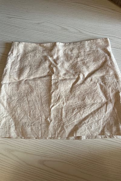 Gonna corta in lino, taglia L, colore pietra by Mango — pre-loved on Thrifted.mt