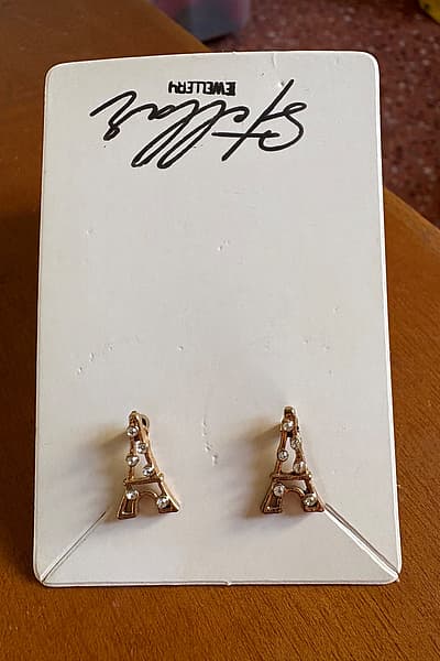 Pendientes de botón con forma de Torre Eiffel — pre-loved on Thrifted.mt