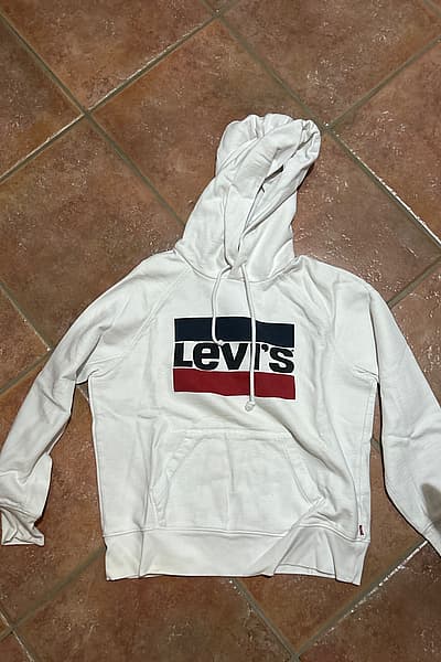 Felpa con cappuccio bianca Levi's con stampa grafica by Levi's — pre-loved on Thrifted.mt