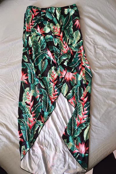 Falda asimétrica con estampado tropical by Shein — pre-loved on Thrifted.mt