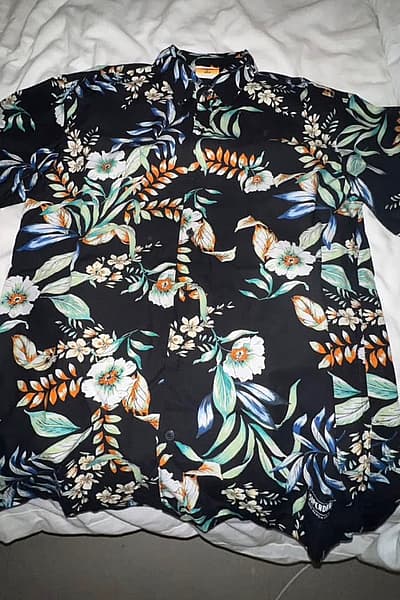 Camisa con estampado floral de Superdry by Superdry — pre-loved on Thrifted.mt