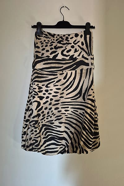 Vestido com padrão animal em preto e castanho — pre-loved on Thrifted.mt