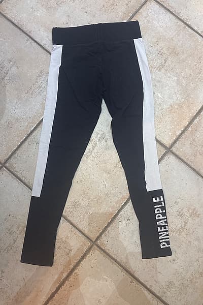 Leggings negros y blancos con estampado de piña by Pineapple — pre-loved on Thrifted.mt