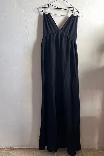 Vestido longo preto com decote em V by Design Lab — pre-loved on Thrifted.mt