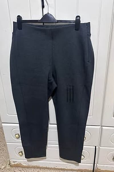 Pantaloni da jogging Adidas slim fit a zampa by Adidas — pre-loved on Thrifted.mt