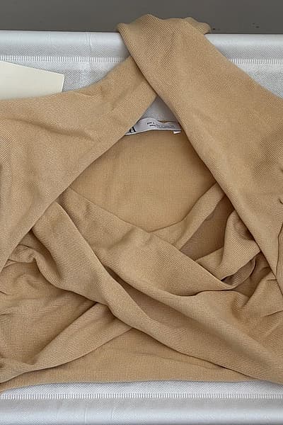 Top Crop Maħdum bil-Labar Beige ta' Zara by Zara — pre-loved on Thrifted.mt