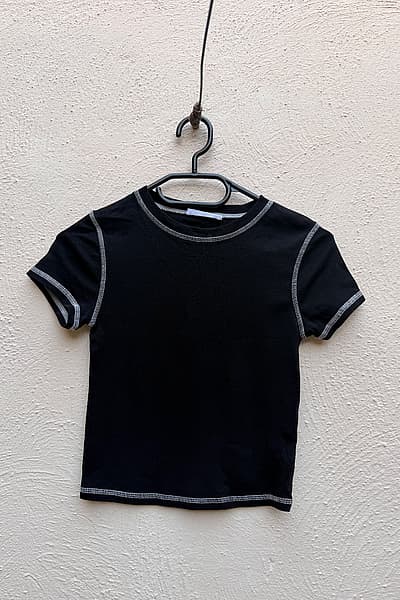 Black Cropped Contrast Stitch Tee by Terranova — pre-loved on Thrifted.mt