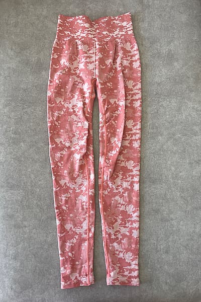 Leggings da palestra senza cuciture con motivo mimetico rosa by Prozis — pre-loved on Thrifted.mt