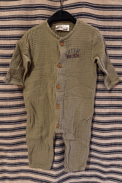 Tutina per neonati in mussola verde oliva by Ergee — pre-loved on Thrifted.mt