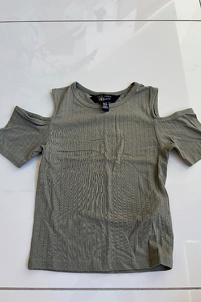 Top kaki a coste con spalle scoperte by New Look — pre-loved on Thrifted.mt