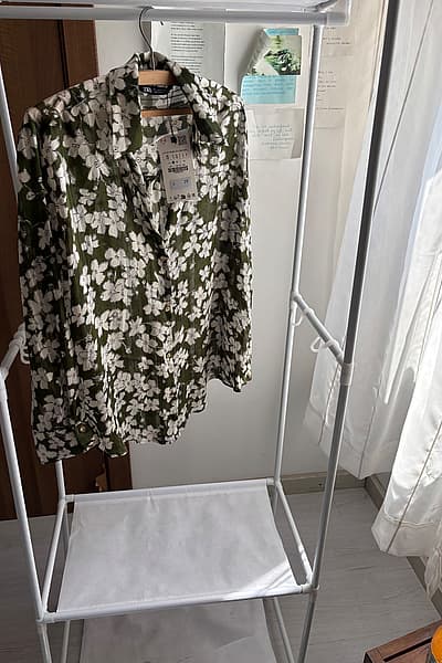 Qmis bil-Buttuni tal-Fjuri Zara by Zara — pre-loved on Thrifted.mt