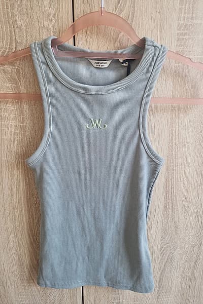 Camiseta sin mangas de tirantes cruzados acanalada de Jack Wills by Jack Wills — pre-loved on Thrifted.mt