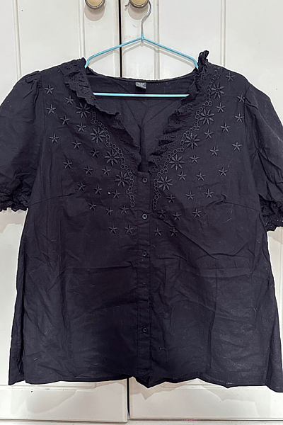 Blusa negra bordada con ojales by SHEIN — pre-loved on Thrifted.mt