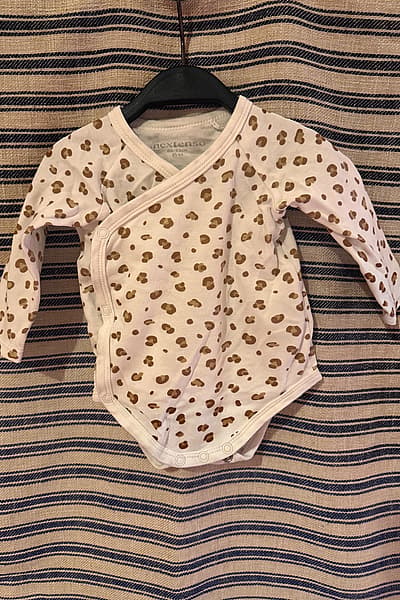 Body per neonati con stampa leopardata by Nextenso — pre-loved on Thrifted.mt