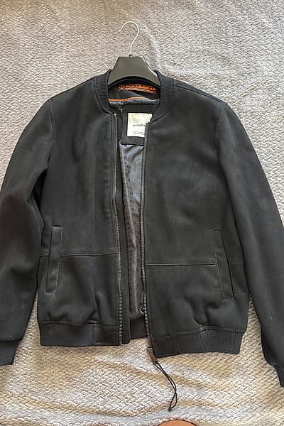 Giacca bomber nera Pull&Bear by Pull&Bear — pre-loved on Thrifted.mt
