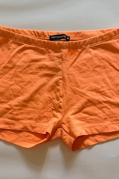 Pantalones cortos ajustados Orange Terranova by Terranova — pre-loved on Thrifted.mt