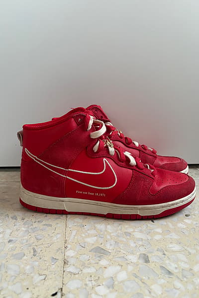 Sneakers Nike Aħmar u Abjad għall-50 Anniversarju — pre-loved on Thrifted.mt