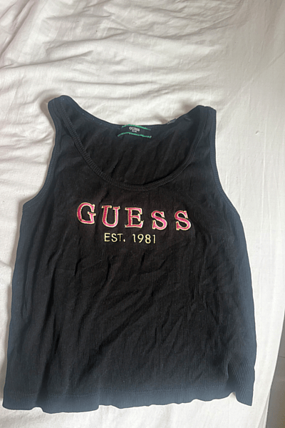 Canotta a costine con logo Guess by Guess — pre-loved on Thrifted.mt