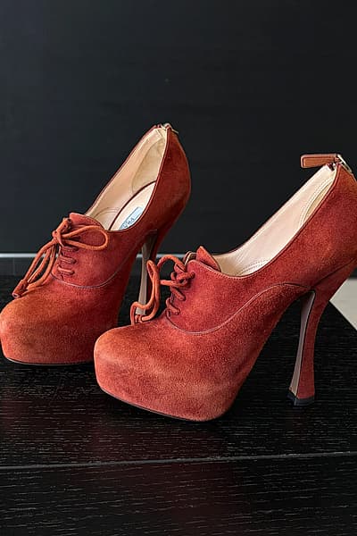 Scarpe con tacco alto e plateau in pelle scamosciata con lacci di Prada by Prada — pre-loved on Thrifted.mt