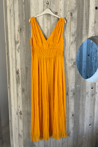 Vestido longo amarelo plissado com decote em V by Violeta by Mango — pre-loved on Thrifted.mt