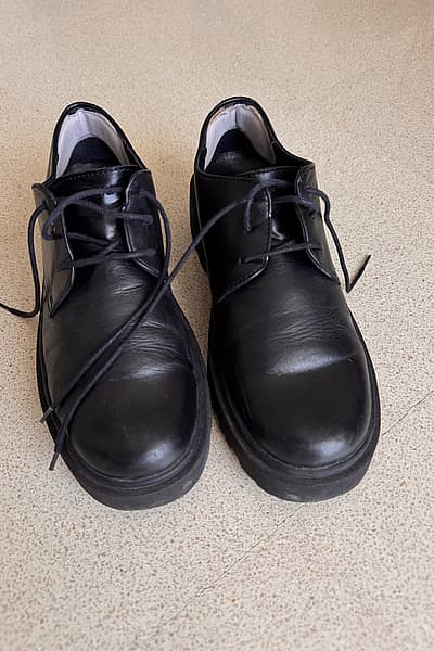 Scarpe stringate in pelle nera by LASOCKI — pre-loved on Thrifted.mt