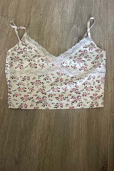 Top corto con bordi in pizzo floreale — pre-loved on Thrifted.mt