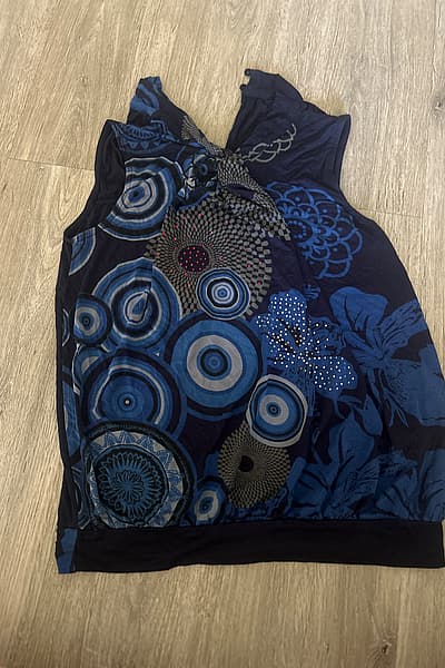 Top blu senza maniche con motivi di Desigual by Desigual — pre-loved on Thrifted.mt