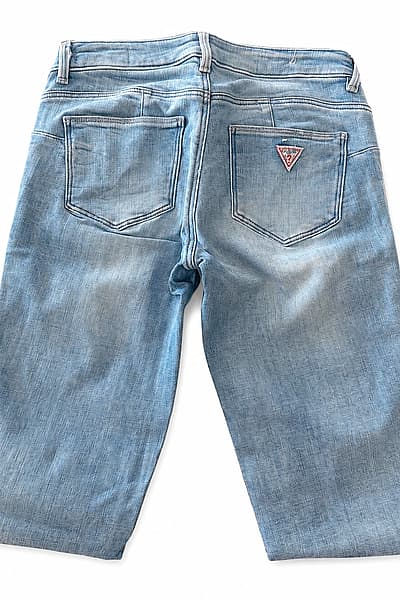Jeans in denim azzurro di Guess — pre-loved on Thrifted.mt