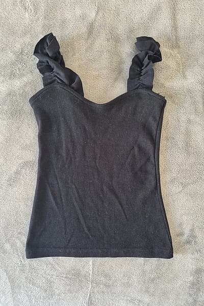 Top a spalline con volant a coste nero — pre-loved on Thrifted.mt