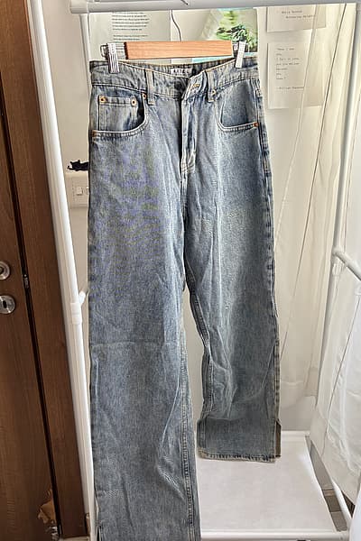 Jeans tad-Denim Motel b'Saqajn Dritti by Motel — pre-loved on Thrifted.mt