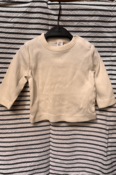 Jersey de manga larga acanalado en color crema by Topomini — pre-loved on Thrifted.mt