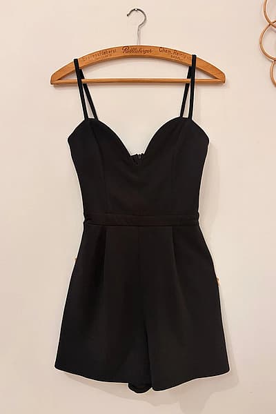 Jumpsuit iswed b'għonq V - Bershka — pre-loved on Thrifted.mt