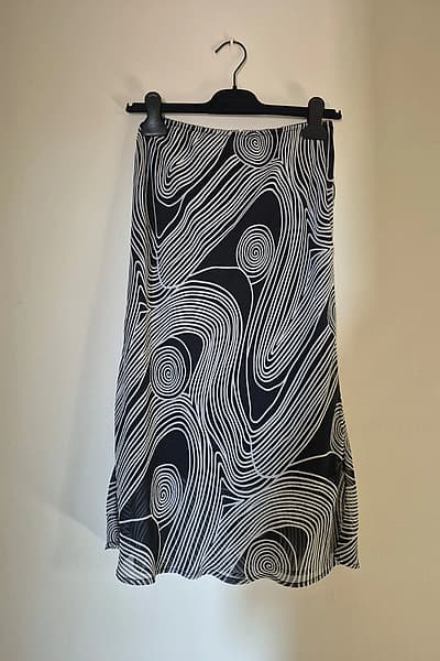 Gonna midi con motivo "C'est Moi" by C'est Moi — pre-loved on Thrifted.mt