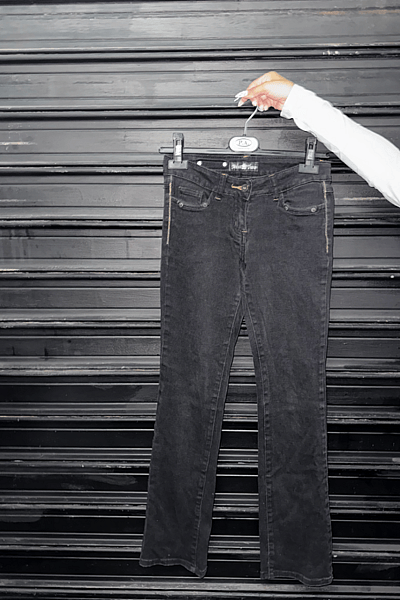 Jeans slim fit neri ricamati by Miss Two — pre-loved on Thrifted.mt